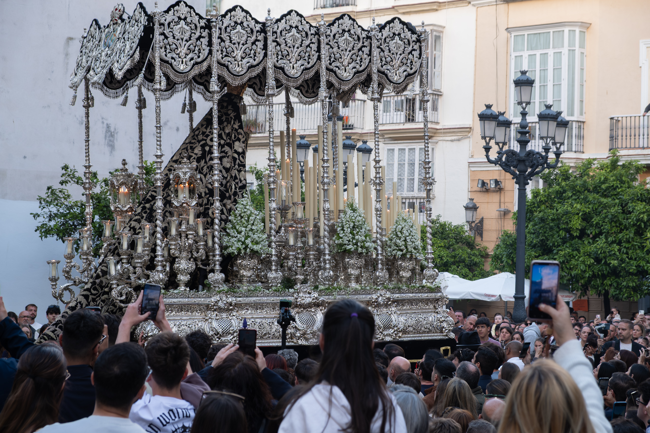 Der Paso der Virgen María auf der Plaza San Francisco